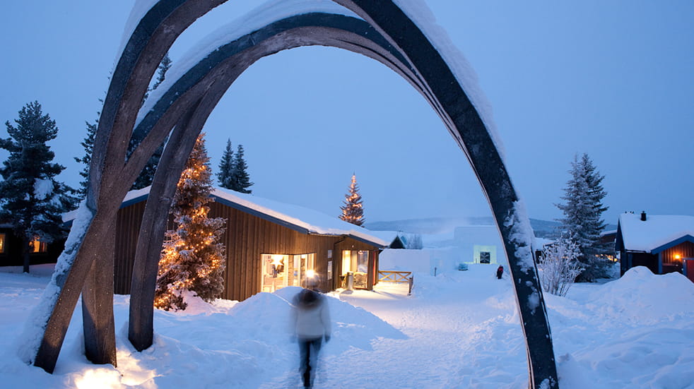 Sweden ice hotel: outside the hotel